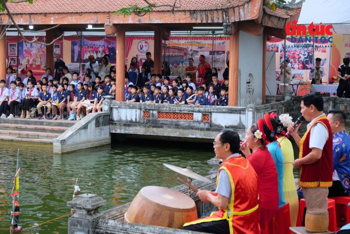 Việc kết hợp biểu diễn nghệ thuật với du lịch và giáo dục di sản giúp học sinh có cái nhìn toàn diện về làng nghề hơn ba trăm năm tuổi.