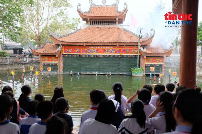 Mô hình công nghiệp văn hóa phức hợp tại làng rối nước Đào Thục, xã Thư Lâm, Hà Nội được nhiều khán giả trẻ yêu thích.