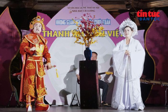 Sân khấu Âm nhạc cộng đồng tại Nhà Bát Giác bên hồ Hoàn Kiếm được đổi mới nội dung hằng tuần, đưa cải lương, dân ca… đến gần hơn với nhịp sống phố thị.