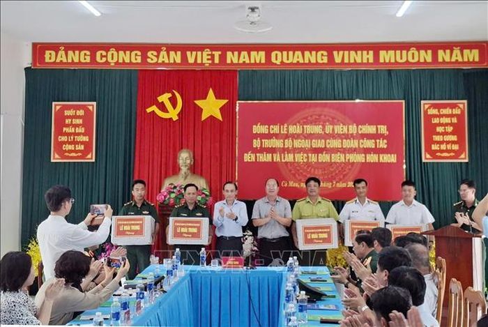 Trao tặng quà các lực lượng trên đảo. Ảnh: TTXVN phát