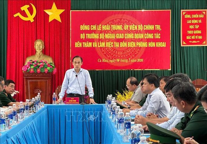 Đồng chí Lê Hoài Trung phát biểu tại chuyến làm việc trên đảo Hòn Khoai, tỉnh Cà Mau. Ảnh: TTXVN phát
