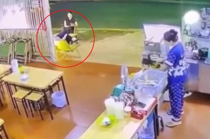 Nạn nhân ngồi với một phụ nữ trước khi bị sát hại. Ảnh cắt từ clip.