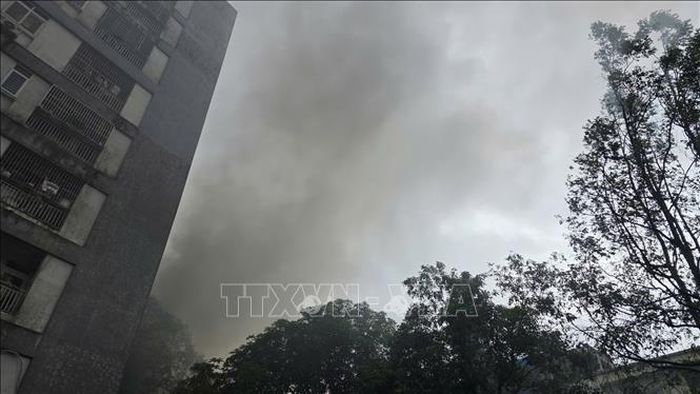 Đám cháy bùng phát dữ dội, khói đen bao trùm khu vực dân cư lân cận.