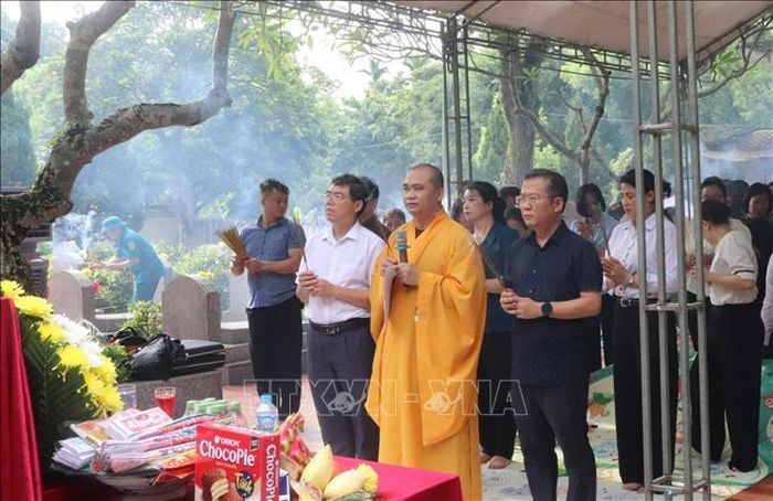 Dâng hương tưởng nhớ tới các Anh hùng liệt sỹ. Ảnh: TTXVN phát