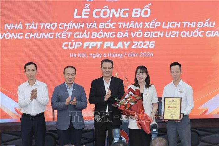 Đại diện VFF trao bảng danh vị cho nhà tài trợ chính Giải Bóng đá Vô địch U21 Quốc gia 2026 - Cúp FPT Play. Ảnh: Minh Quyết/TTXVN