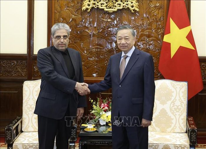 Tổng Bí thư, Chủ tịch nước Tô Lâm với Đại sứ Cộng hòa Hồi giáo Iran Akbar Ghasemi Ali Abadi. Ảnh: Thống Nhất/TTXVN