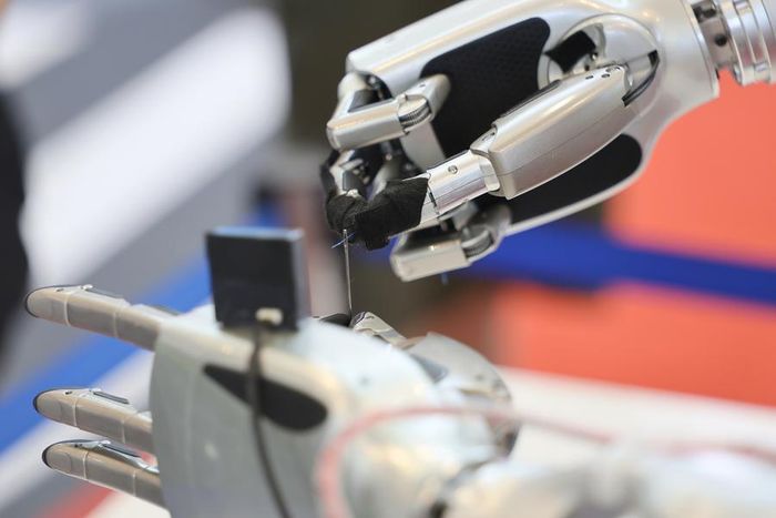Robot đang xâu kim tại Triển lãm Trí tuệ Thế giới 2026 ở Thiên Tân, miền Bắc Trung Quốc, ngày 28/5. Ảnh: Tân Hoa xã