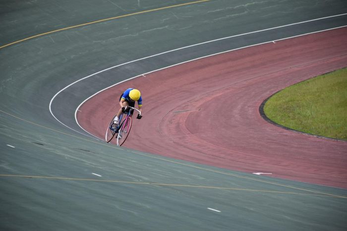Một vận động viên Keirin đang luyện tốc độ tại sân lòng chảo ngoài trời. Ảnh: Nguyễn Tuyến – Pv TTXVN tại Nhật Bản