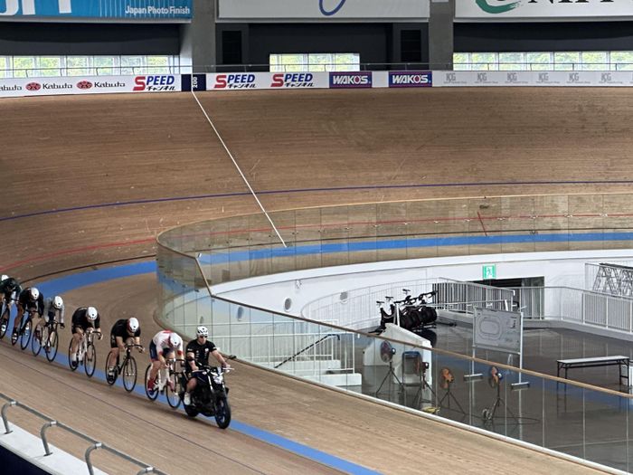 Các vận động viên đang luyện tập bộ môn Keirin, có xe dẫn đường. Ảnh: Nguyễn Tuyến – Pv TTXVN tại Nhật Bản
