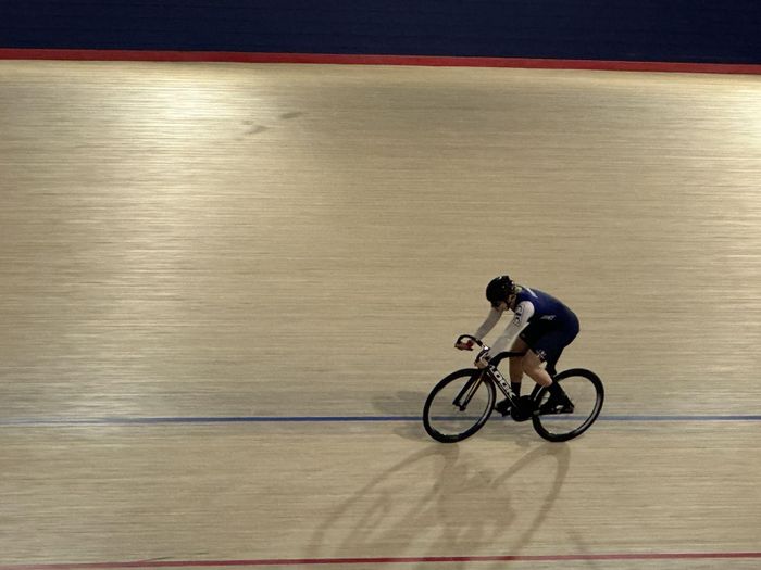 Một nữ vận động viên Keirin quốc tế đang tập luyện tại vòng đua lòng chảo trong nhà tại Viện Nghiên cứu Keirin. Ảnh: Nguyễn Tuyến – Pv TTXVN tại Nhật Bản