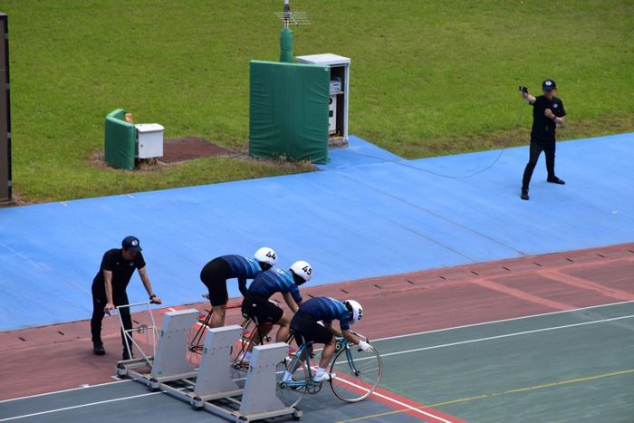 Các vận động viên Keirin luyện tập xuất phát tại sân lòng chảo ngoài trời. Ảnh: Nguyễn Tuyến – Pv TTXVN tại Nhật Bản