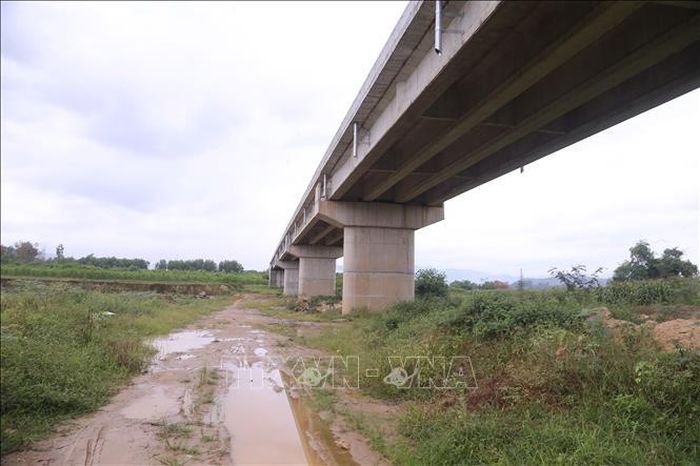 Cầu Mô Vĩnh bắc qua sông Rộ thiếu dường dẫn kết nối nên chưa thể đưa vào khai thác sử dụng.