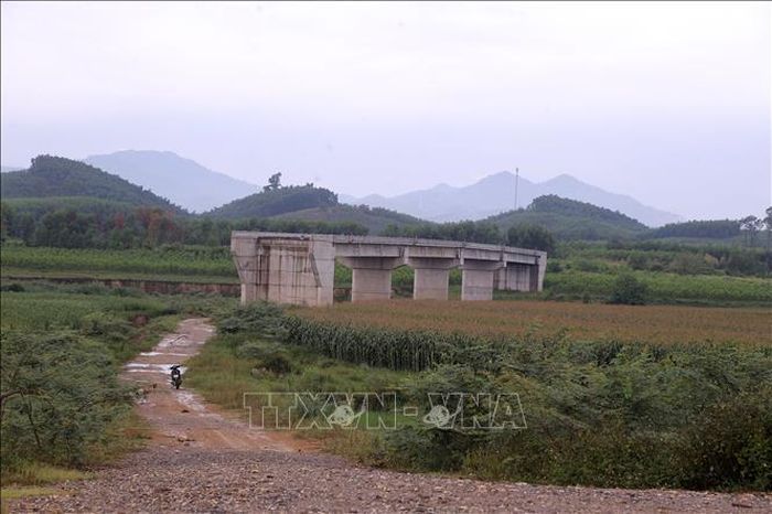 Cầu Mô Vĩnh bắc qua sông Rộ thiếu dường dẫn kết nối nên chưa thể đưa vào khai thác sử dụng.