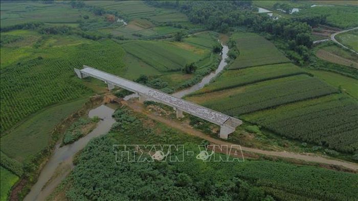 Cầu Mô Vĩnh bắc qua sông Rộ thiếu dường dẫn kết nối nên chưa thể đưa vào khai thác sử dụng.