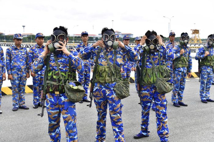 Các thí sinh tham gia dự thi.