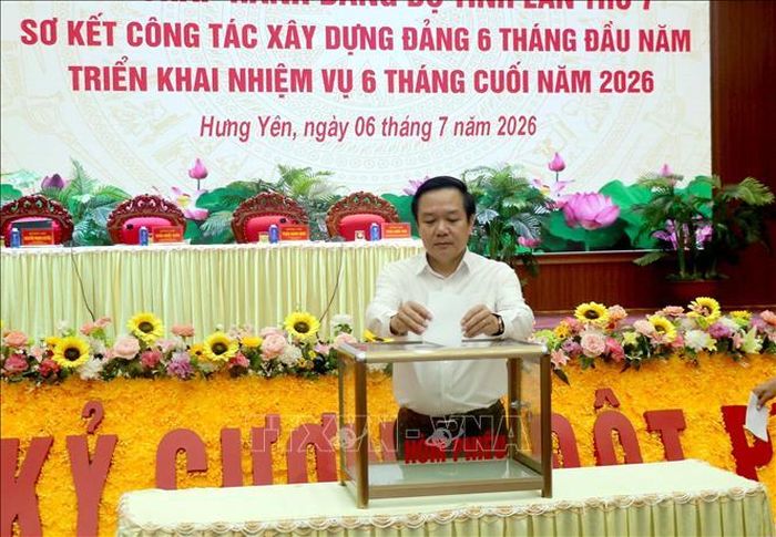 Bí thư Tỉnh ủy Hưng Yên Phạm Quang Ngọc bỏ phiếu bầu bổ sung Ủy viên Ban Chấp hành Đảng bộ tỉnh.