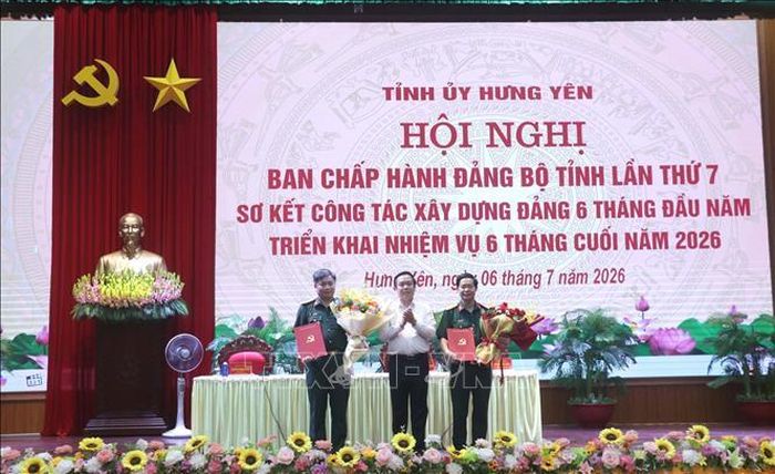 Bí thư Tỉnh ủy Hưng Yên Phạm Quang Ngọc trao Quyết định của Ban Bí thư chỉ định Đại tá Trịnh Hồng Phong, Chỉ huy trưởng Bộ Chỉ huy Quân sự tỉnh tham gia Ban Chấp hành Đảng bộ tỉnh, Ban Thường vụ Tỉnh ủy Hưng Yên; Chỉ định Đại tá Bùi Xuân Bình, Chính ủy Bộ chỉ huy Quân sự tỉnh tham gia Ban Chấp hành Đảng bộ tỉnh Hưng Yên.