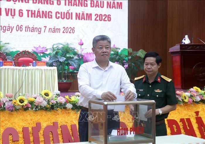 Chủ tịch UBND tỉnh Hưng Yên Nguyễn Mạnh Quyền bỏ phiếu bầu bổ sung Ủy viên Ban Chấp hành Đảng bộ tỉnh.