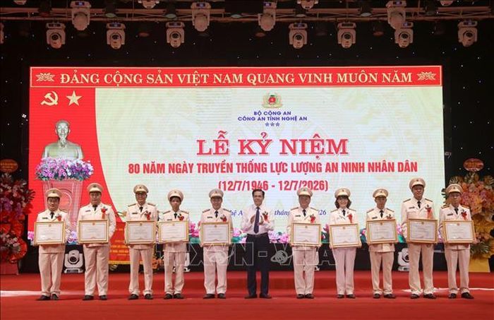 Bộ trưởng Bộ Công an tặng Bằng khen cho 7 cá nhân, Chủ tịch UBND tỉnh tặng Bằng khen cho 5 tập thể, 5 cá nhân; 15 tập thể, 14 cá nhân được Giám đốc Công an tỉnh tặng Giấy khen. Ảnh: Văn Tý/TTXVN