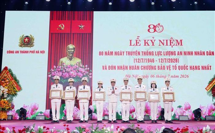 Trung tướng Nguyễn Thanh Tùng, Giám đốc Công an thành phố Hà Nội trao Bằng khen của Bộ trưởng Bộ Công an cho các tập thể và cá nhân có thành tích xuất sắc. Ảnh: Phạm Kiên/TTXVN