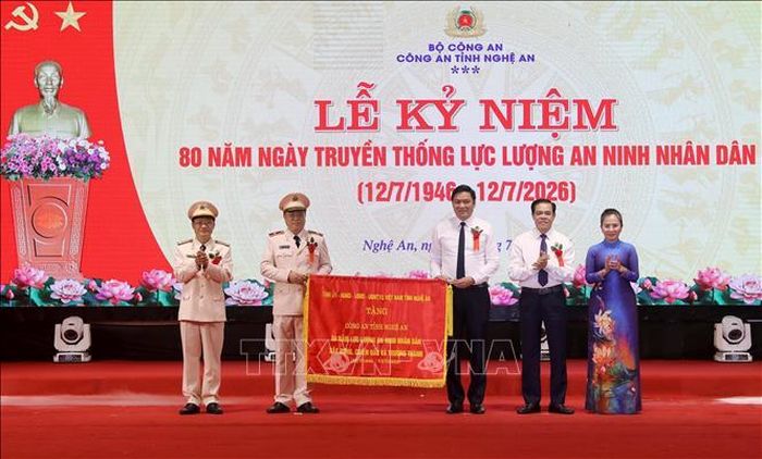 Thường trực Tỉnh ủy Nghệ An trao bức trướng của Tỉnh ủy, HĐND, UBND tỉnh Nghệ An cho lực lượng An ninh Công an tỉnh Nghệ An. Ảnh: Văn Tý/TTXVN