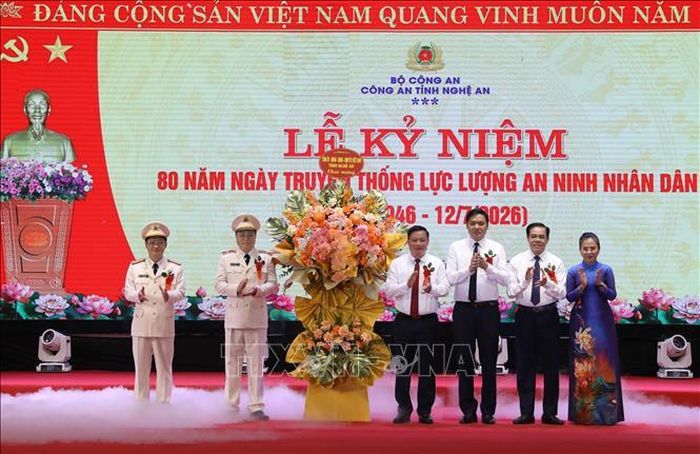 Các đồng chí Thường trực Tỉnh ủy Nghệ An chúc mừng lực lượng An ninh Công an tỉnh Nghệ An. Ảnh: Văn Tý/TTXVN