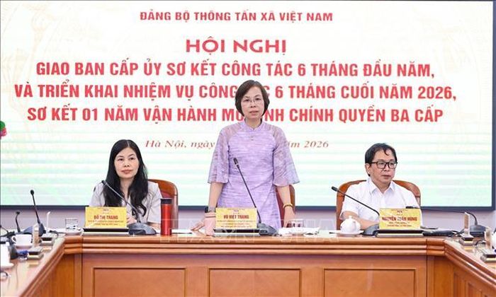 Đồng chí Vũ Việt Trang, Ủy viên Ban Thường vụ Đảng ủy các cơ quan Đảng Trung ương, Bí thư Đảng ủy, Tổng Giám đốc TTXVN, Phó Trưởng Ban Tuyên giáo và Dân vận Trung ương, điều hành hội nghị. Ảnh: Minh Đức/TTXVN
