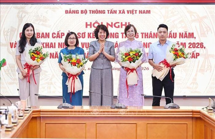 Đồng chí Nguyễn Thị Hoàng Vân, Phó Bí thư Đảng ủy, Trưởng Ban Tuyên giáo và Dân vận Đảng ủy các cơ quan Đảng Trung ương chúc mừng các đồng chí đảm nhận thêm nhiệm vụ mới. Ảnh: Minh Đức/TTXVN