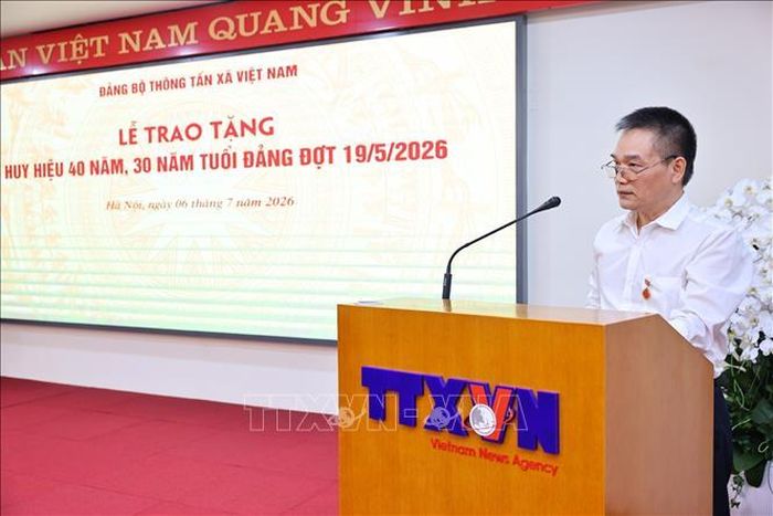 Đồng chí Phạm Huy Minh, Đảng bộ Ban biên tập Ảnh thay mặt các đồng chí được nhận Huy hiệu Đảng phát biểu cảm tưởng. Ảnh: Minh Đức/TTXVN