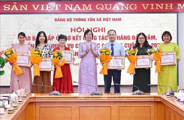 Đồng chí Vũ Việt Trang, Ủy viên Ban Thường vụ Đảng ủy các cơ quan Đảng Trung ương, Bí thư Đảng ủy, Tổng Giám đốc TTXVN, Phó Trưởng Ban Tuyên giáo và Dân vận Trung ương, trao tặng Bằng khen của Đảng ủy Chính phủ cho các đảng viên "Hoàn thành xuất sắc nhiệm vụ” 5 năm liền (2021-2025). Ảnh: Minh Đức/TTXVN