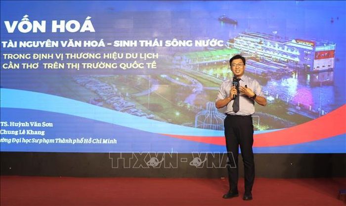 Diễn giả trình bày tham luận.