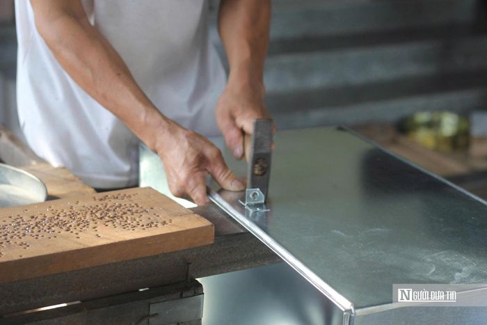 Đôi tay thoăn thoắt gõ lên tấm tôn mỏng của người thợ 30 năm trong nghề.