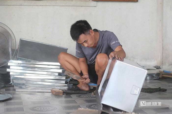 Dẫu vậy, mỗi nhịp búa vẫn vang lên đều đặn thì "lửa nghề" vẫn sẽ được duy trì.
