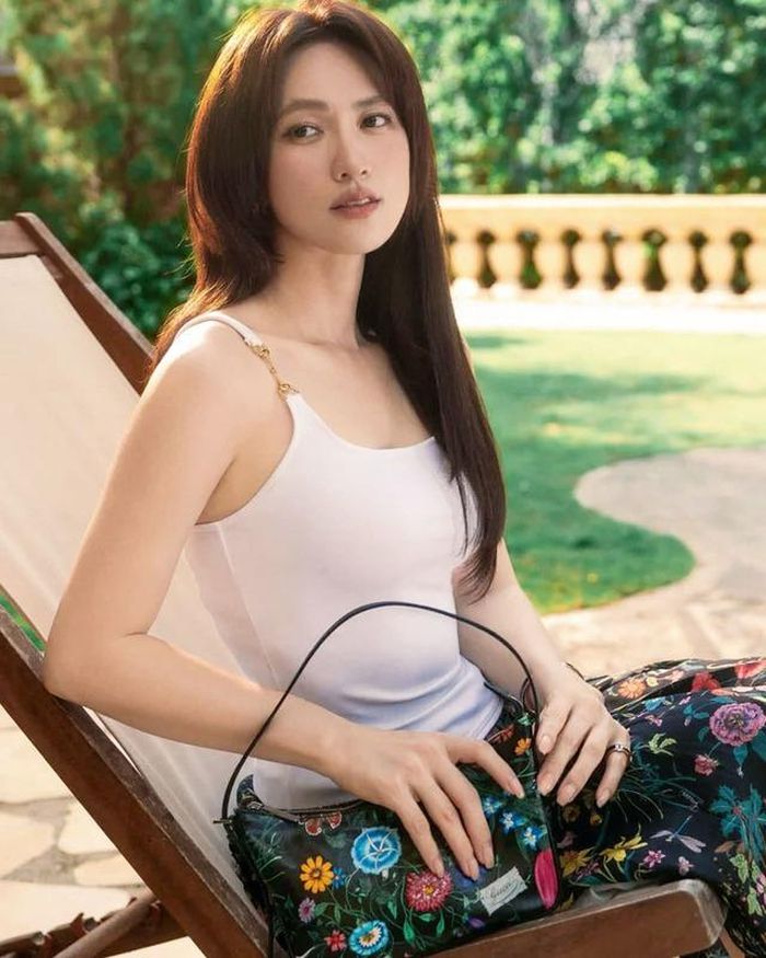 Thả dáng giữa sân vườn ngập nắng, Phương Anh Đào ghi điểm nhờ vẻ đẹp tự nhiên, thanh lịch. (Nguồn: FBNV).