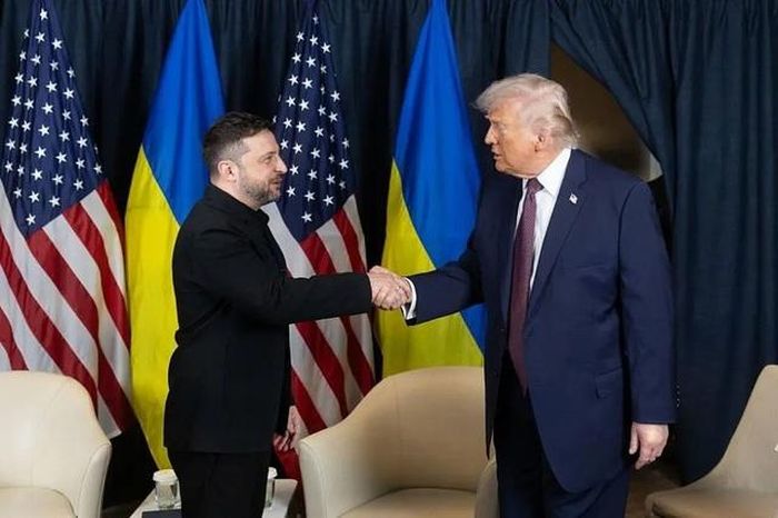 Tổng thống Volodymyr Zelenskyy (trái) gặp Tổng thống Mỹ Donald Trump (phải) tại Davos, Thụy Sĩ vào ngày 23/1/2026. (Ảnh do Phủ Tổng thống Ukraine cung cấp/Anadolu/Getty Images)