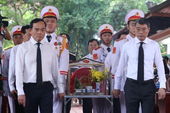 Thủ tướng Chính phủ cùng các đại biểu thực hiện nghi thức di chuyển hài cốt liệt sĩ.