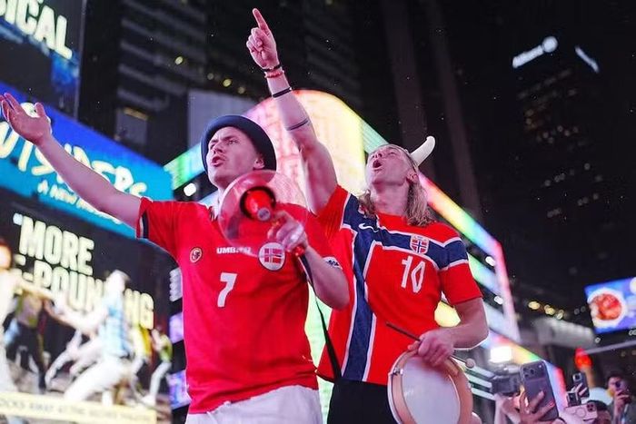 Ông Ole Froystad (phải) cùng các CĐV Na Uy biểu diễn Viking Row tại Times Square, New York. Ảnh: Getty.