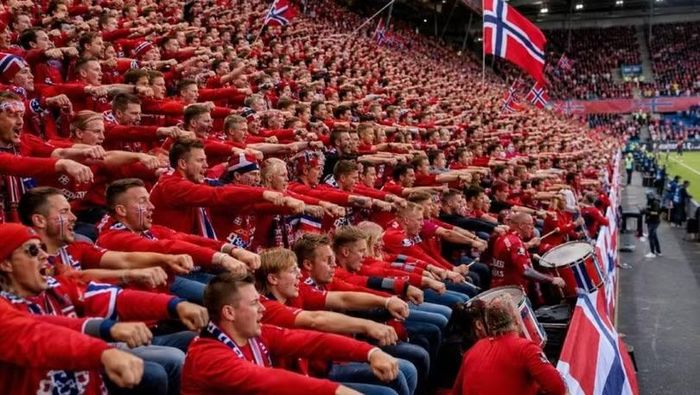 CĐV Na Uy thực hiện Viking Row cổ vũ các cầu thủ thi đấu. Ảnh: Reuters.