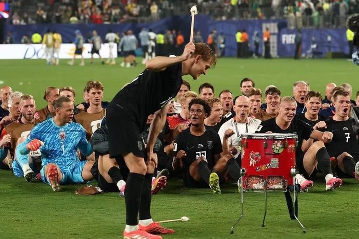 Đội trưởng Martin Odegaard đánh trống dẫn nhịp, còn Erling Haaland tập hợp toàn đội ngồi thành hàng và cùng "chèo" với CĐV trên khán đài sau khi thắng Senegal. Ảnh: Reuters.