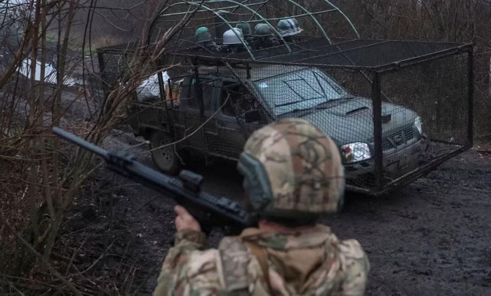 Một binh sĩ Ukraine đang quan sát bầu trời để tìm kiếm máy bay không người lái. Ảnh: Reuters.