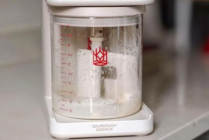 Sourdough Sidekick tự động cho bột và nước vào men chua theo lịch đặt trước, giúp người dùng làm bánh mì tại nhà dễ dàng hơn. Ảnh: The Verge.