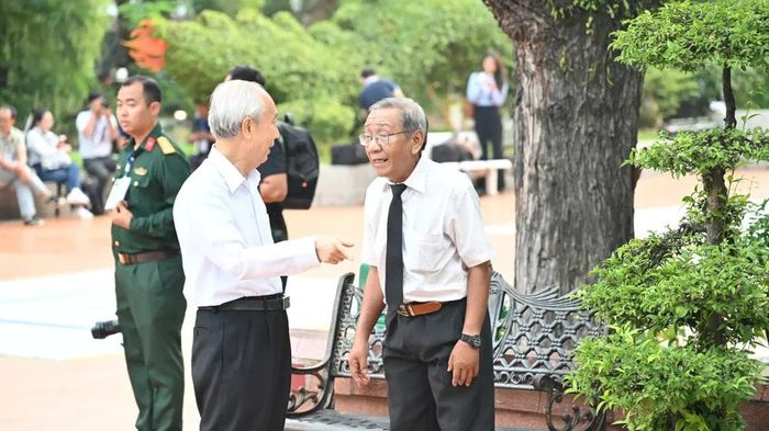Các đại biểu có mặt tại công viên Lê Thị Riêng từ sớm. Ảnh: MẠNH THẮNG