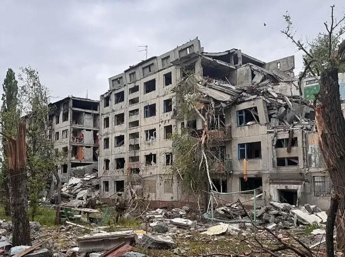 Tòa nhà bị phá hủy ở Oleksiievo-Druzhkivka, gần thành phố Kostiantynivka thuộc tỉnh Donetsk, Ukraine, ngày 14/6/2026. Ảnh: Global Images Ukraine