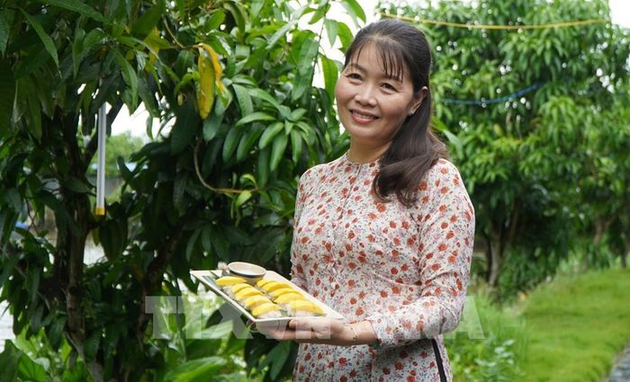 Du khách thích thú với món xôi xoài (hay gọi là món sushi xoài). Ảnh: Nhựt An - TTXVN
