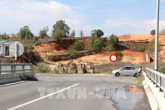Tuyến ĐT719B đoạn hướng Phan Thiết - Kê Gà vướng mặt bằng khu vực khai thác titan của Công ty TNHH Thương mại Tân Quang Cường nên chưa thể triển khai thi công. Ảnh: Nguyễn Thanh - TTXVN