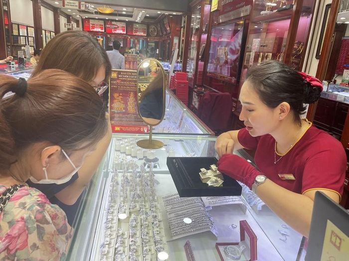Cập nhật mới nhất giá vàng chiều 6/7. Ảnh Đỗ Huyền - Bnews/TTXVN