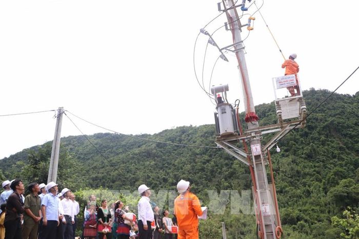 Nhân viên điện lực thực hiện đóng điện lưới Quốc gia tại bản Huổi Lính, xã Mường Mô. Ảnh: Nguyễn Oanh - TTXVN 