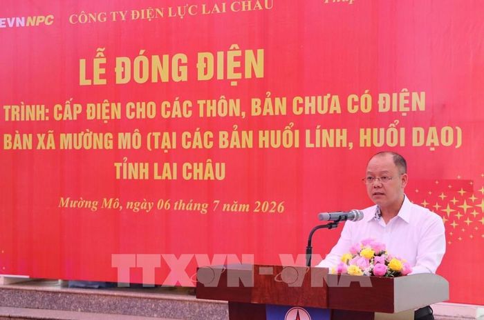 Giám đốc Công ty Điện lực Lai Châu Trần Kim Long phát biểu tại buổi lễ. Ảnh: Nguyễn Oanh - TTXVN