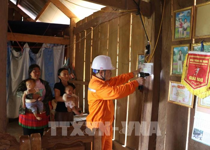 Cán bộ Điện lực Lai Châu lắp bảng điện cho nhà dân tại bản Huổi Lính, xã Mường Mô. Ảnh: Nguyễn Oanh - TTXVN 