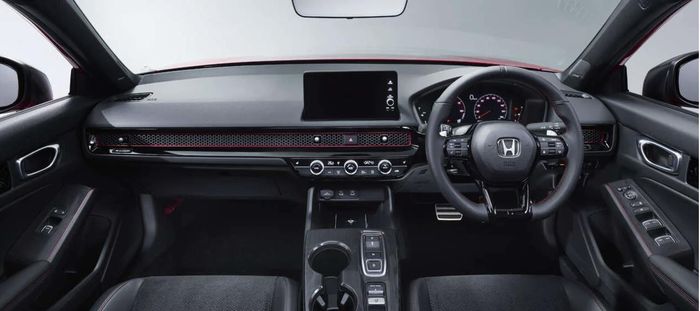 Không gian nội thất Honda Civic e:HEV RS 2026 tại Nhật Bản với cần số dạng nút bấm. Ảnh: Paultan